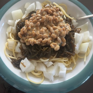 余ったパスタで！もずくと納豆の腸活パスタ